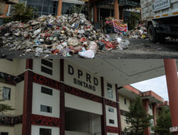 Akibat Anggaran Tak Kunjung Cair, 4 Truk Sampah Diturunkan di Kantor Bupati dan DPRD