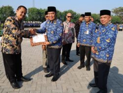 Pj Gubernur Al Muktabar Serahkan 690 Sertifikat NIK dan 100 Akta Notaris Koperasi Binaan Provinsi Banten