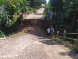 Jembatan Penghubung Antar Desa Ambruk, Warga Desa Karang Bolong Menanti Percepatan Perbaikan