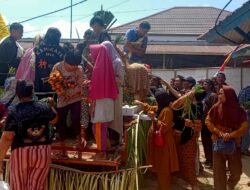 Tradisi Grebek Suro di Melawi, 100 Tumpeng Hasil Bumi Disajikan Jadi Rebutan Warga