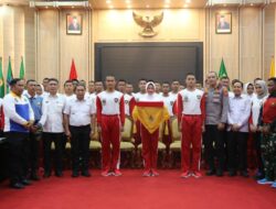 Serahkan Duplikat Bendera Pusaka, Pj Gubernur Banten Al Muktabar: Harus Dijaga Bersama