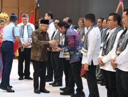Daerah Zero Terorisme, Pj Gubernur Banten Al Muktabar Terima Penghargaan RAN PE Award 2024