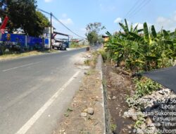 Tumpukan Material Proyek, Pengendara Motor di Pasuruan Terjatuh