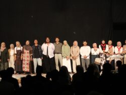 Bawa Isu Mental Health, Teater SUA Surabaya Sukses Gelar Pentas Drama “Dialektika Surup: Warung Bu Mega”