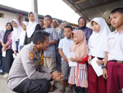 Kunjungan Kerja Wilayah Tambak Dan Sumpiuh, Kapolresta Banyumas Berikan Santunan Anak Yatim Piatu