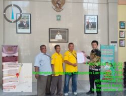 Penyerahan Surat Keterangan Terdaftar dari Kesbangpol Kepada DPC Pelita Prabu Lumajang