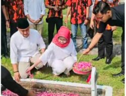 Momen Hari Pahlawan, Bunda Indah – Mas Yudha Tabur Bunga di TMP Lumajang