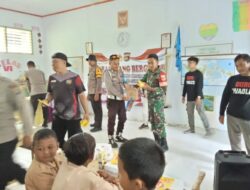 TNI-Polri Bagikan Makanan Gratis di SDN 10 Kabila Bone