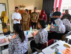 Wapres Tinjau Makan Bergizi Gratis di SMKN 3 Tangerang dengan Menu Yang Disiapkan dari Dapur Sekolah Kejuruan