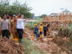 Pj Gubernur Banten Al Muktabar Tinjau Tanggul Jebol Kali Ledug di Perum Garden City Periuk Kota Tangerang