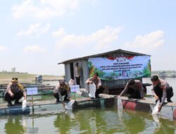 Dukung Program Asta Cita Presiden RI, Polres Sragen Bantu dan Tebar 10.000 Bibit Ikan Bagi Kelompok Nelayan WKO Sumberlawang