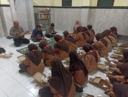 Dukung Asta Cita Presiden, Polres Lumajang Berbagi Ratusan Kotak Makan Siang Sehat Gratis Untuk Pelajar