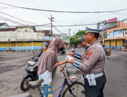 Bagikan Nasi Bungkus, Satlantas Polres Lumajang Edukasi Masyarakat tentang Tertib Lalu Lintas