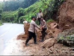 Respon Cepat Polsek Kemranjen Polresta Banyumas Tangani Tanah Longsor