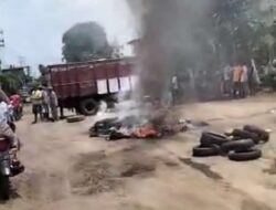 Ratusan Warga Jember Selatan Demo Tutup Jalan