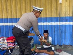 Jumat Berkah, Satlantas Polres Lumajang Bagikan Nasi Bungkus Gratis Kepada Masyarakat