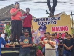 Aksi Demo Ratusan Warga Desa Kesilir Wuluhan Jember Tuntut Kades Mundur