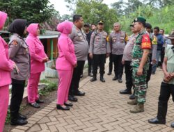 Peduli Korban Bencana, Polres Pasuruan Salurkan Bantuan ke Pengungsi Pergeseran Tanah di Cowek