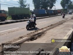 Tanah Uruk Proyek Berceceran di Jalan Malang-Surabaya, Ancam Keselamatan Pengendara