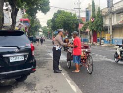 Jumat Berkah, Satlantas Polres Lumajang Bagikan Nasi Bungkus Gratis Kepada Masyarakat