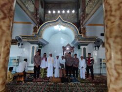 Anggota Polres Lumajang Sampaikan Khutbah Jumat di Masjid Walisongo Tekung