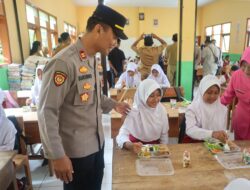 Kapolres Lumajang Blusukan ke Sekolah Terpencil, Bagikan Makanan Bergizi Gratis