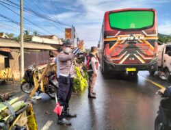 Polsek Ranuyoso dan Satlantas Polres Lumajang Atur Lalu Lintas di Pasar Wates Wetan, Cegah Kemacetan