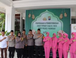 Kapolres Pasuruan Berikan Zakat Fitrah kepada Tukang Becak dan Anak Yatim