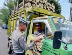 Satlantas Polres Lumajang Sosialisasi Pembatasan Operasional Kendaraan Barang Selama Ops Ketupat Semeru 2025