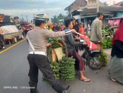 “Polisi Ketok” Hadir di Pasar Gedang Ranuyoso, Tertibkan Lalu Lintas dan Beri Himbauan Keamanan