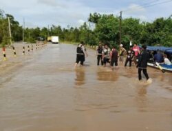 Akses Palangkaraya – Buntok Sementara Hanya Bisa Dilalui Kapal Getek. Sugeng : “Kami memastikan keselamatan pengguna jalan”
