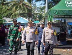 Libur Lebaran, Kapolres Lumajang Pantau Langsung Keamanan dan Kenyamanan di Wisata Pantai Watu Pecak