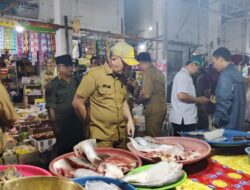Pasca Lebaran Pemkab Kapuas Sidak Barang dan Harga Kebutuhan Pokok di Pasar Kapuas.