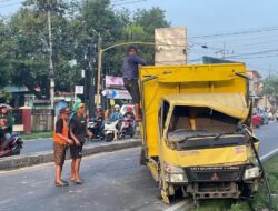 Hindari Penyeberang, Truk Bermuatan Paket Terguling di Depan SPN Polda Jatim