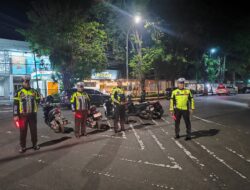 Satlantas Lumajang Aktif Malam Hari, Bantu Masyarakat dan Tertibkan Lalu Lintas di Simpang BNI