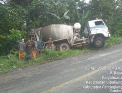 Truk Mixer Tak Kuat Menanjak, Sebabkan Kemacetan di Kampung Manggu Cigeulis