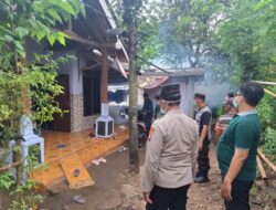 Cegah Penyebaran DBD, Polsek Lumbang Fogging Rumah Warga dan Sekolah