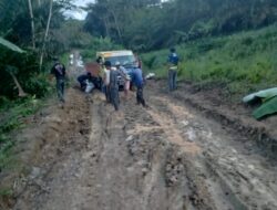 Kondisi Jalan di Desa Lewi Balang, Kecamatan cikeusik, Kabupaten Pandeglang Sangat Memprihatinkan