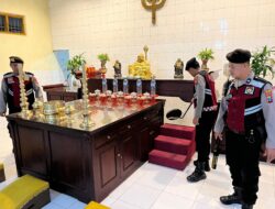 Sat Samapta Polres Lumajang Sterilisasi Vihara Sari Putra Maitreya Jelang Perayaan Waisak