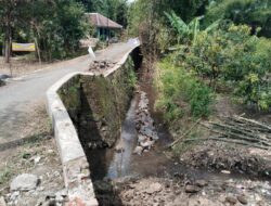 Jalur Penolong Saat Banjir: Warga oro oro ombo wetan Rembang Swadaya Perlebar Jalan Dan Jembatan Disumber Juwet