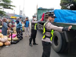 Polsek Ranuyoso Gencar Atur Lalu Lintas di Pasar Gedang, Prioritaskan Keselamatan Pengguna Jalan