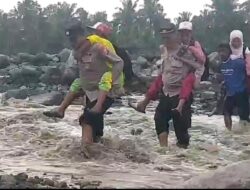 Polisi Gendong Pelajar Seberangi Sungai Regoyo Akibat Banjir Lahar Dingin Semeru
