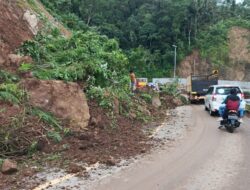 Longsor di Jalur Piket Nol KM 55, Kapolsek Candipuro Imbau Pengguna Jalan Waspada