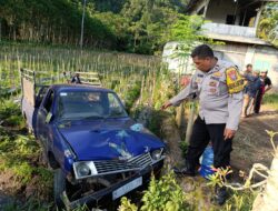 Polisi Evakuasi Korban dan Mobil Pick Up Terguling di JLS Pasirian