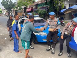 Propam Polres Pasuruan Gelar Baksos Pembagian Nasi Kotak Jelang Hari Bhayangkara