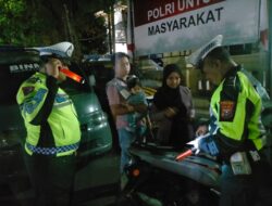 Satlantas Lumajang Gelar Penertiban di Alun-Alun Utara, Tilang Pengendara Tak Pakai Helm