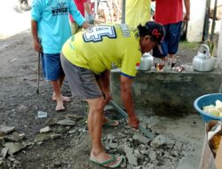 Gotong royong Warga RW 05 Dusun Krajan Desa Yosowilangun lor Kecamatan Yosowilangun Kabupaten Lumajang Percepat Normalisasi Selokan Atasi Banjir Musim Hujan