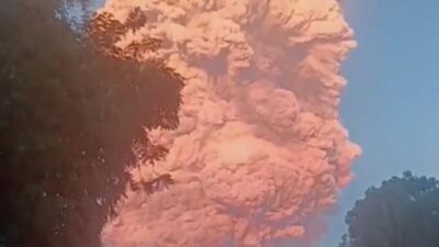 Penerbangan Lumpuh Total ke Flores Akibat Erupsi Lewotobi, Ratusan Penumpang Terlantar