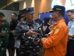 Lanjutkan Pencarian Korban Kapal Tenggelam, TNI AL Ikuti Rapat Rencana Operasi SAR KMP Tunu Pratama Jaya