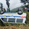 Ambulance Pembawa Jenazah Terguling di Jalur Lintas Selatan Pasirian, Polisi dan Warga Lakukan Evakuasi